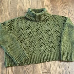 Adorable army green turtle neck cropped sweater, size M